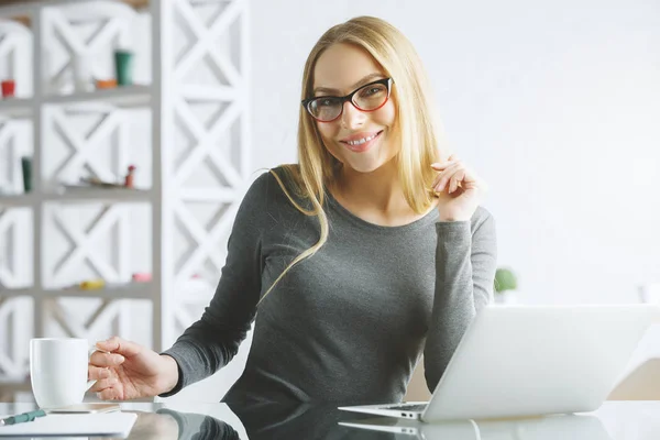 Mujer de negocios sonriente trabajando en un proyecto — Foto de Stock