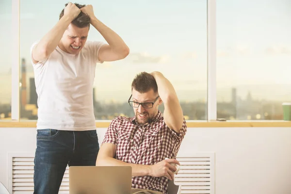 Retrato de dos empresarios alterados — Foto de Stock