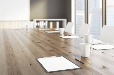 panoları ve kahve ile ahşap konferans masası