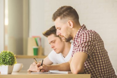 Genç İşadamları evrak yan yapıyor 
