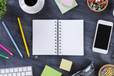 Dağınık masaüstü öğeleri ile