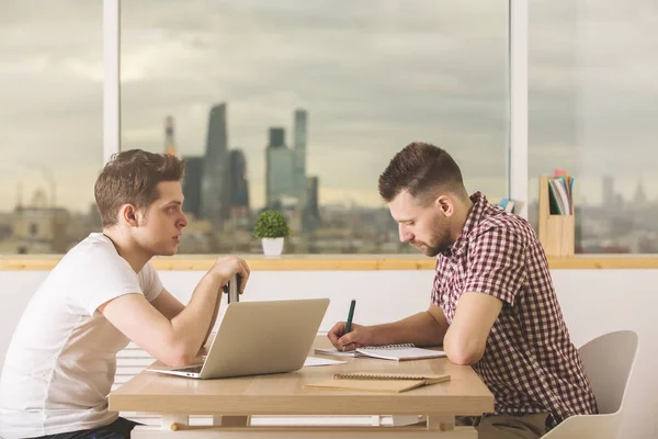 Hombres guapos trabajando en el proyecto — Foto de Stock