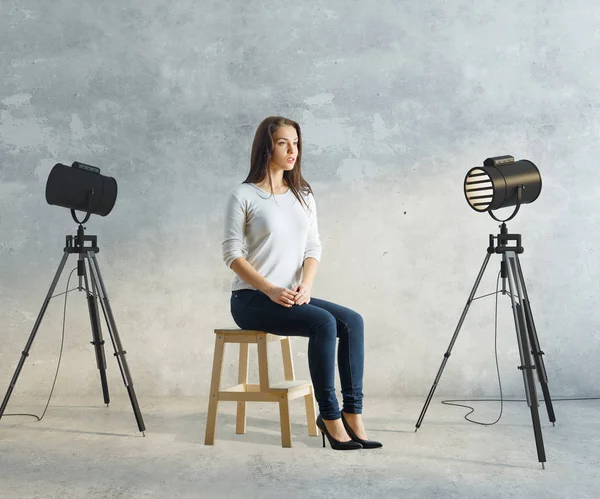 Frau im Fotostudio — Stockfoto