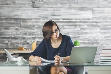 Projede çalışan güzel Bayan 