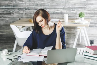 Projede çalışan güzel kadın 