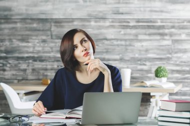 Projede çalışan güzel kadın 