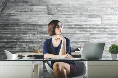 Projede çalışan çekici Avrupa Bayan 