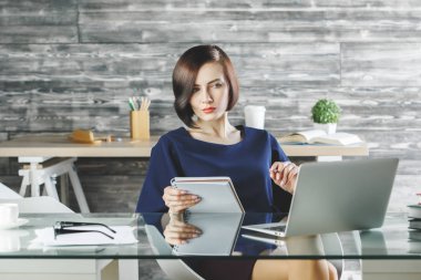 Projede çalışan muhteşem erkek 