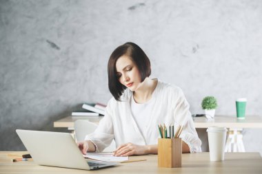 Projede çalışan güzel beyaz kadın 