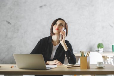 Güzel iş kadını işyerinde Smartphone kullanarak 