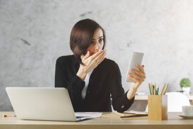 Sürpriz işkadını işyerinde Smartphone kullanarak 