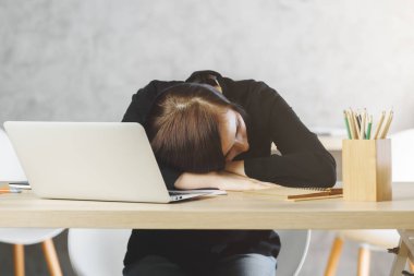 Uyuyan kadına Ofis Masası 