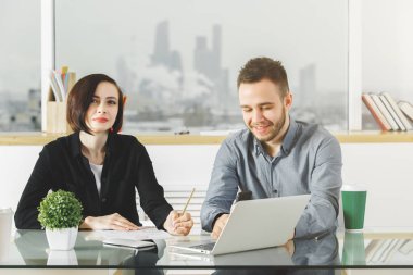 Neşeli işadamı ve proje üzerinde çalışan kadın 