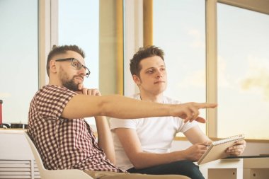 Yakışıklı işadamları Not Defteri'nde yazma 