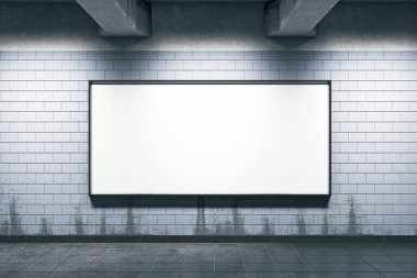 Boş billboard ile metro istasyonu
