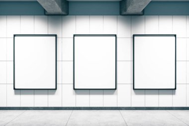 Boş afiş ile metro istasyonu