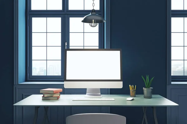 Креативный рабочий стол с пустым компьютером — стоковое фото