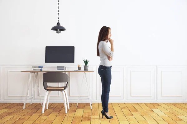 Mujer reflexiva en la habitación con el lugar de trabajo — Foto de Stock