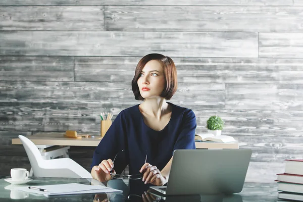 Attraktive Geschäftsfrau arbeitet an Projekt — Stockfoto