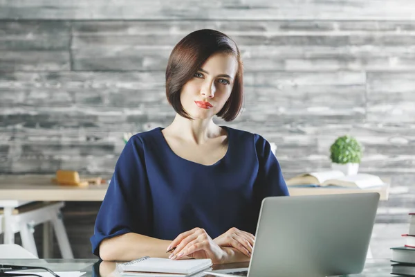 Attraktive europäische Geschäftsfrau arbeitet an Projekt — Stockfoto