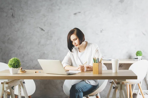 Hermosa mujer caucásica trabajando en proyecto — Foto de Stock