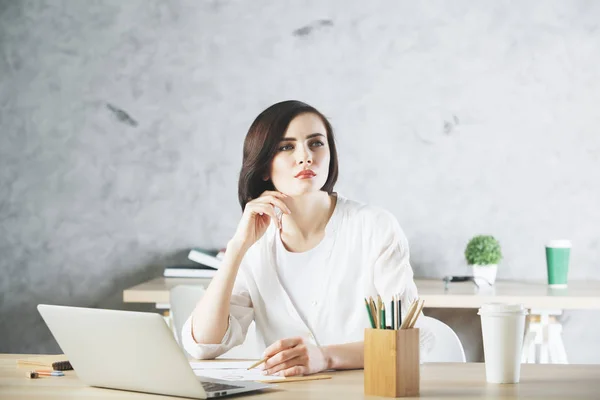 Schöne kaukasische Geschäftsfrau arbeitet an Projekt — Stockfoto