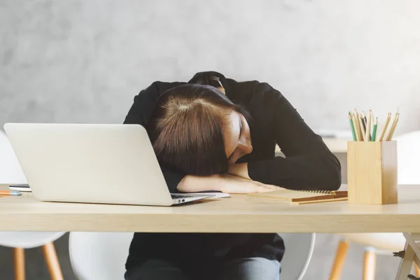 Mujer dormida en el escritorio de la oficina — Foto de Stock