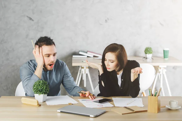 Empresario y mujer europeos haciendo papeleo — Foto de Stock