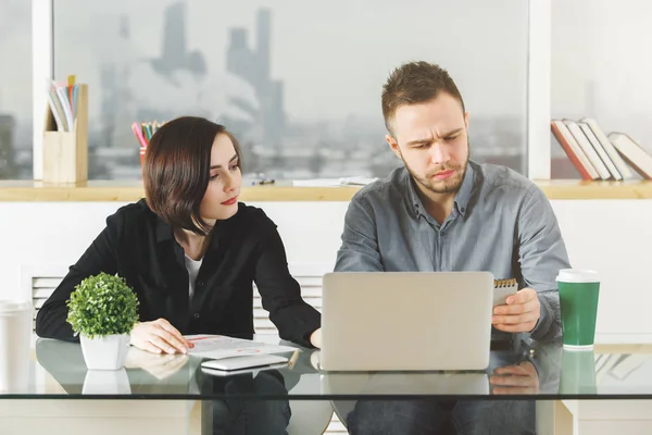 Uomo d'affari e donna caucasici che lavorano al progetto — Foto Stock