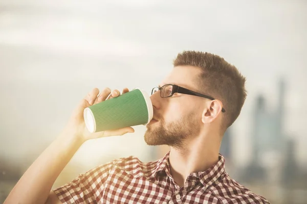 Attraente uomo d'affari bere caffè — Foto Stock