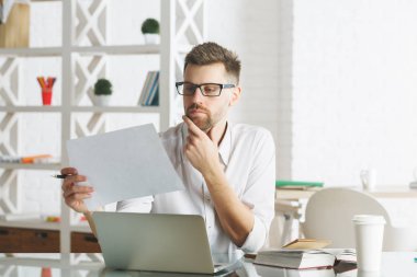 Projede çalışan beyaz iş adamı 