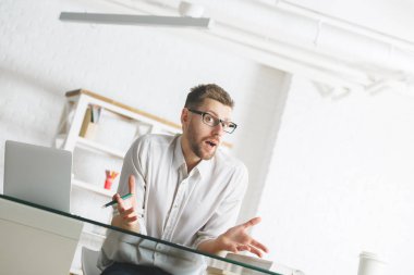 Projede çalışan beyaz iş adamı 