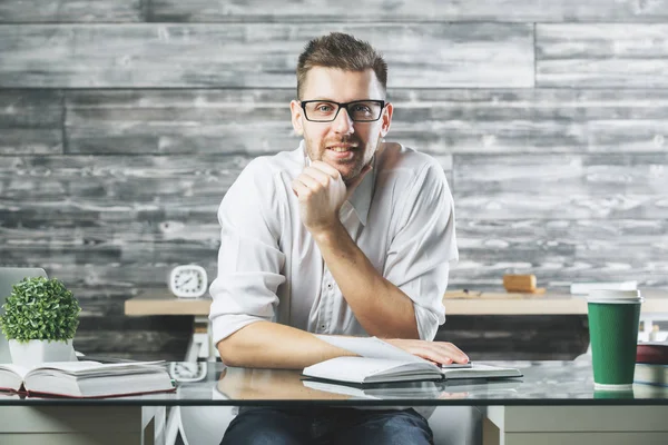 Bonito homem trabalhando no projeto — Fotografia de Stock