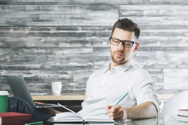 Bonito homem de negócios trabalhando no projeto — Fotografia de Stock