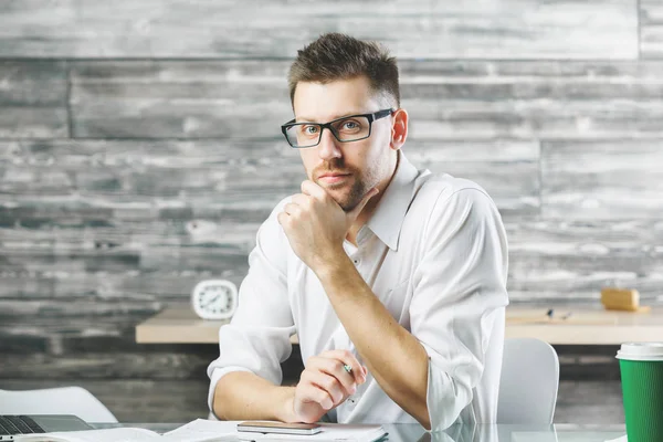 Gutaussehender Herr arbeitet an Projekt — Stockfoto