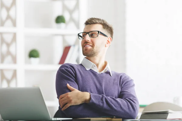 Attraktiver lächelnder Mann arbeitet an Projekt — Stockfoto