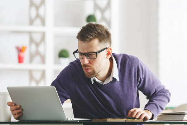 Nachdenklicher Europäer arbeitet an Projekt — Stockfoto