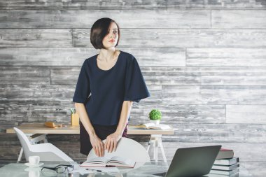 Projede çalışan güzel Bayan 