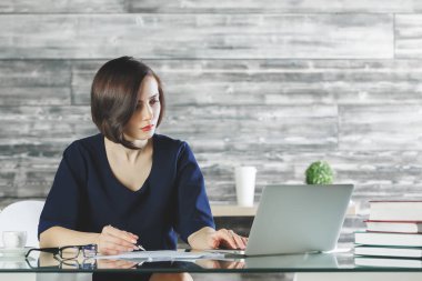 Projede çalışan genç kadın 