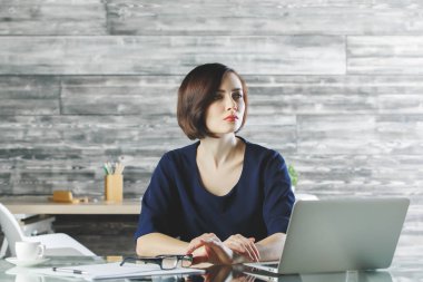 Projede çalışan çekici kadın 