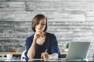 Projede çalışan muhteşem iş kadını 