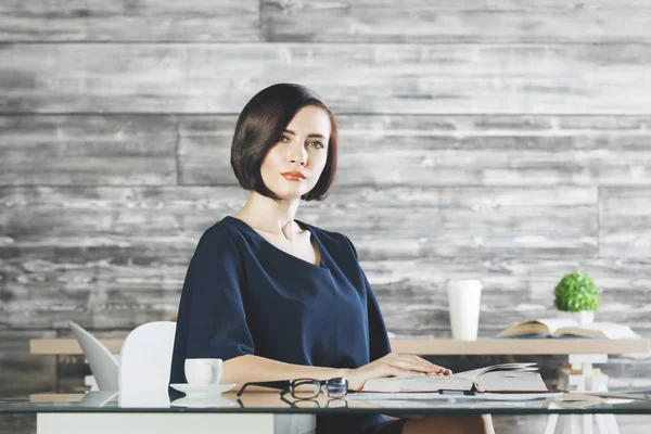 Mujer atractiva en el lugar de trabajo —  Fotos de Stock