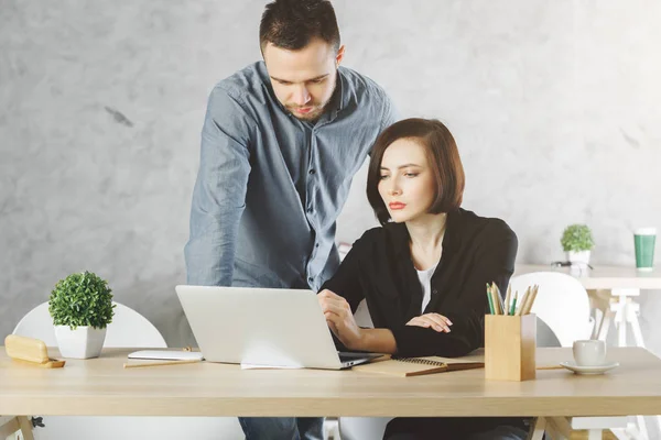 Uomo d'affari bianco e donna che lavorano al progetto — Foto Stock