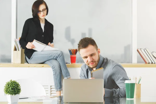 Trabajo en equipo, discusión, concepto de secretaria — Foto de Stock