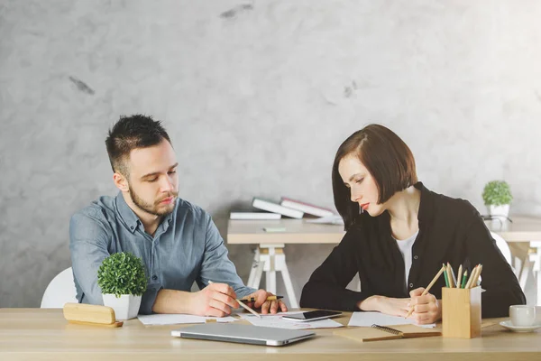 Hombre de negocios blanco y mujer haciendo papeleo — Foto de Stock