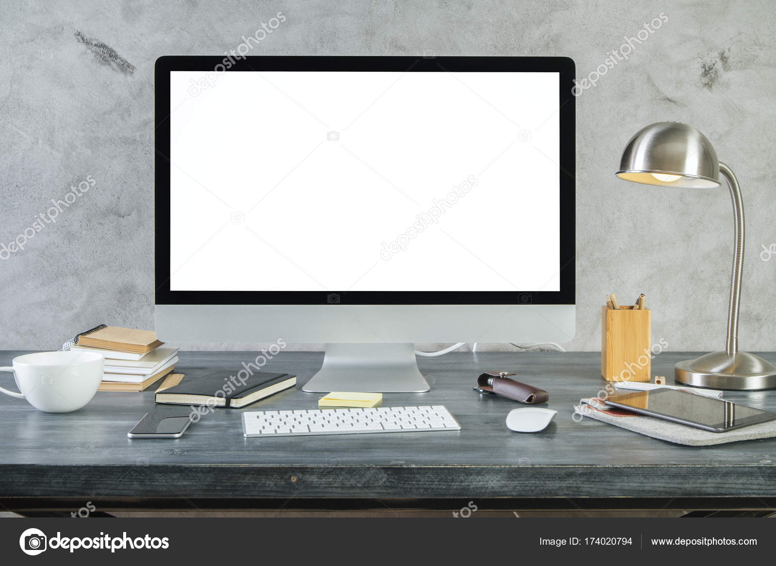instructeur borst Perforeren Desk met lege witte pc monitor front ⬇ Stockfoto, rechtenvrije foto door ©  peshkova #174020794
