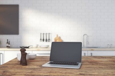 Mutfak tezgahının üzerinde boş dizüstü bilgisayar 