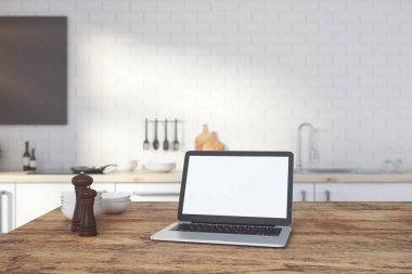 Mutfak tezgahının üzerinde boş beyaz dizüstü 