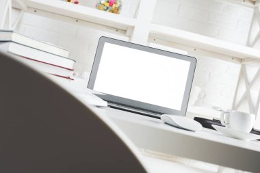 Hipster office masaüstü ile temizleyin dizüstü bilgisayar monitörü
