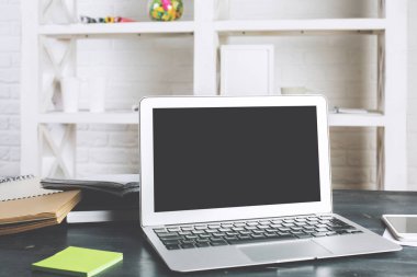 Modern Ofis Masaları boş dizüstü ekran ile